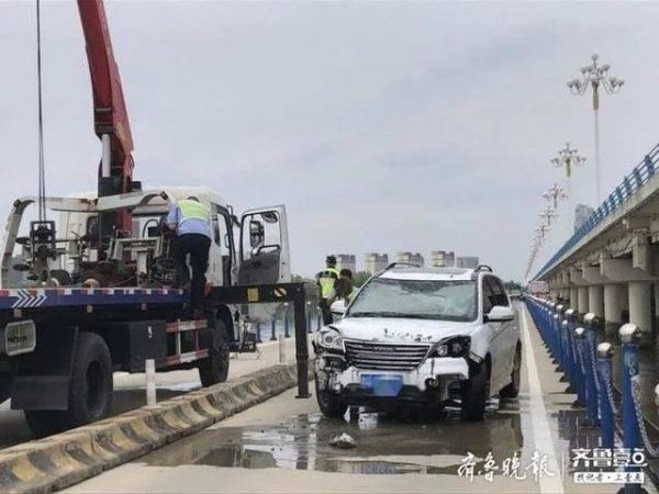  冲过去|私家车撞断护栏坠入临沂沂河，岸边快艇冲过去救人