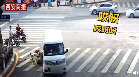  十多人|女子被卷入车下，民警一声吆喝叫来十多人，十秒抬车救人