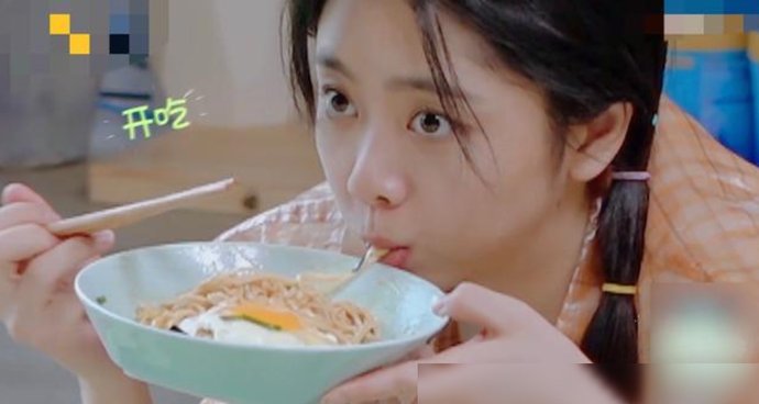 粪坑|谭松韵多没有偶像包袱?饭桌上大聊自己掉粪坑的经历,还不顾形象大口吃面!