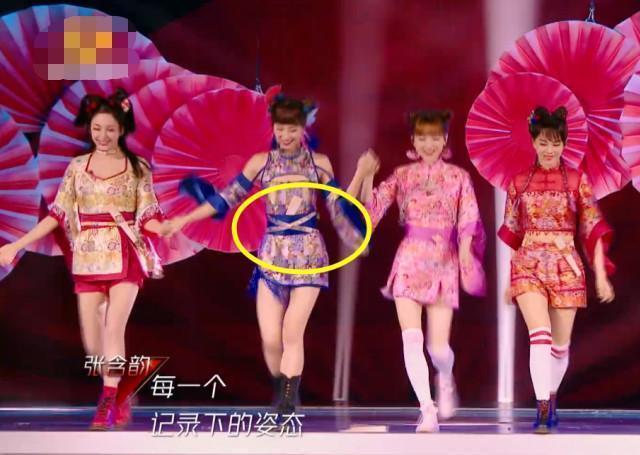 别人|别人扇子都粘在腰上,谁看见蓝盈莹扇子咋放的?难怪敢跳大动作