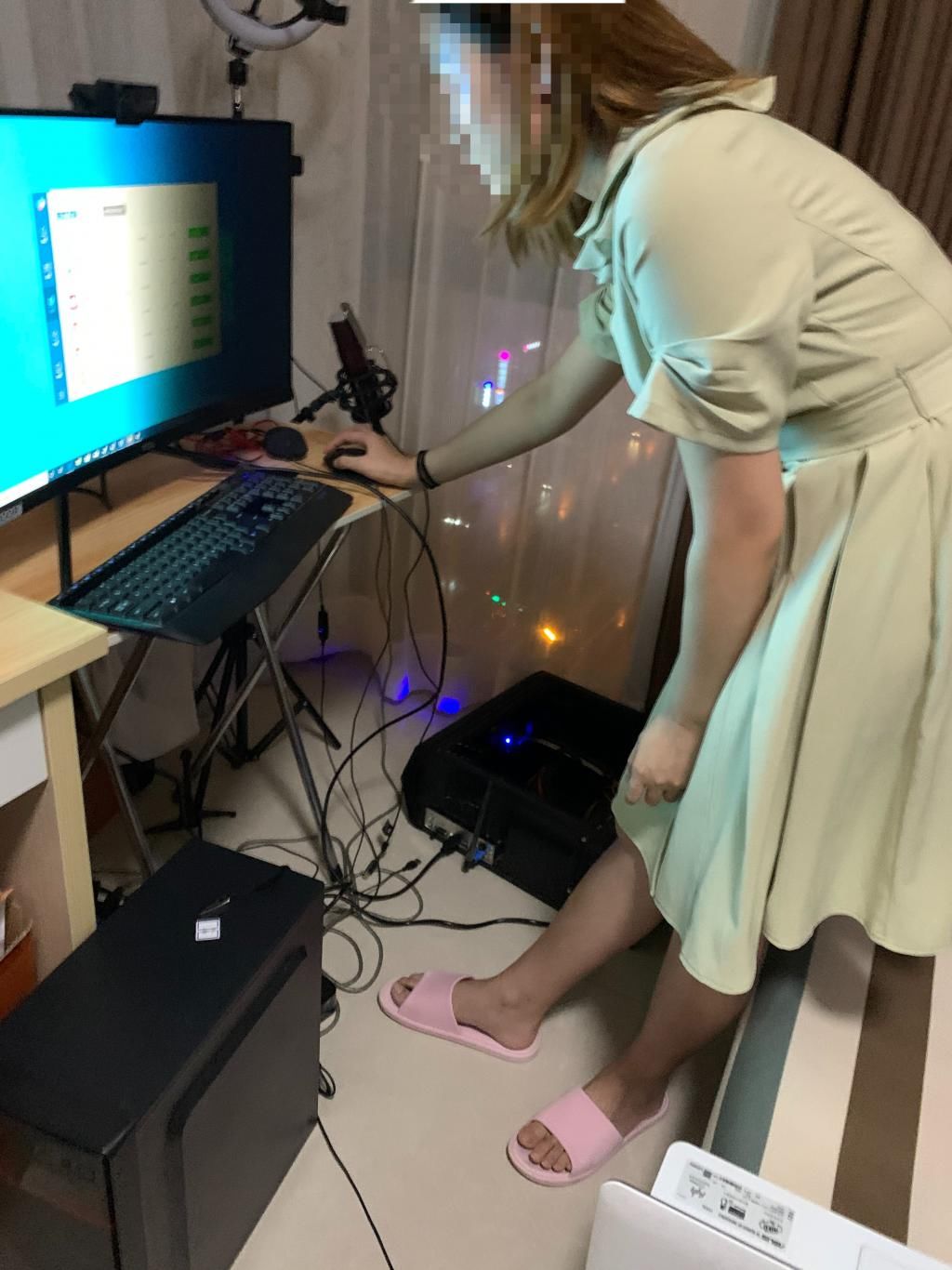 折磨|电脑刚装好是不开机，现在开机了又蓝屏，美女：我要被折磨疯了！