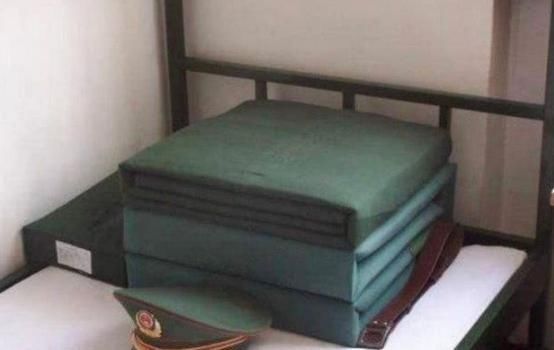  叠成|中国人把被子叠成“豆腐块”，印度士兵把被子叠成了啥样？