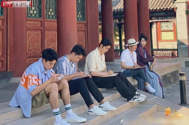  端坐|阿云嘎：现身某卫视户外综艺节目，端坐模拟考试应答自如超有范！