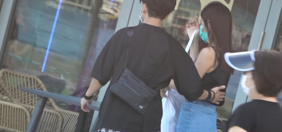  张柏芝|男星背着名媛女友与辣妹勾肩搭背好亲密，曾被传与张柏芝同返闺房