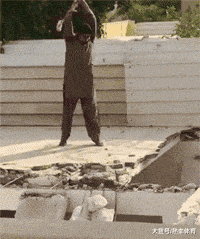  孩子|爆笑GIF：孩子在旁边看着呢？你这么大了怎么还坐呢？