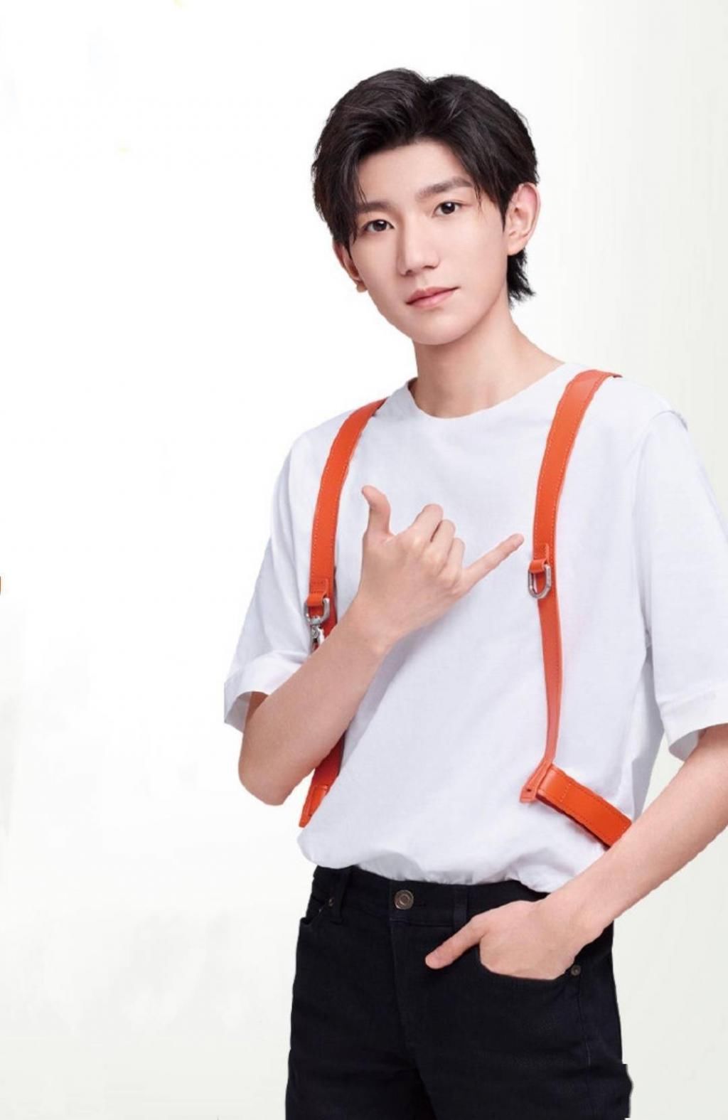  肆意|王源“闪Day”代言广告大片，向阳生长肆意发光