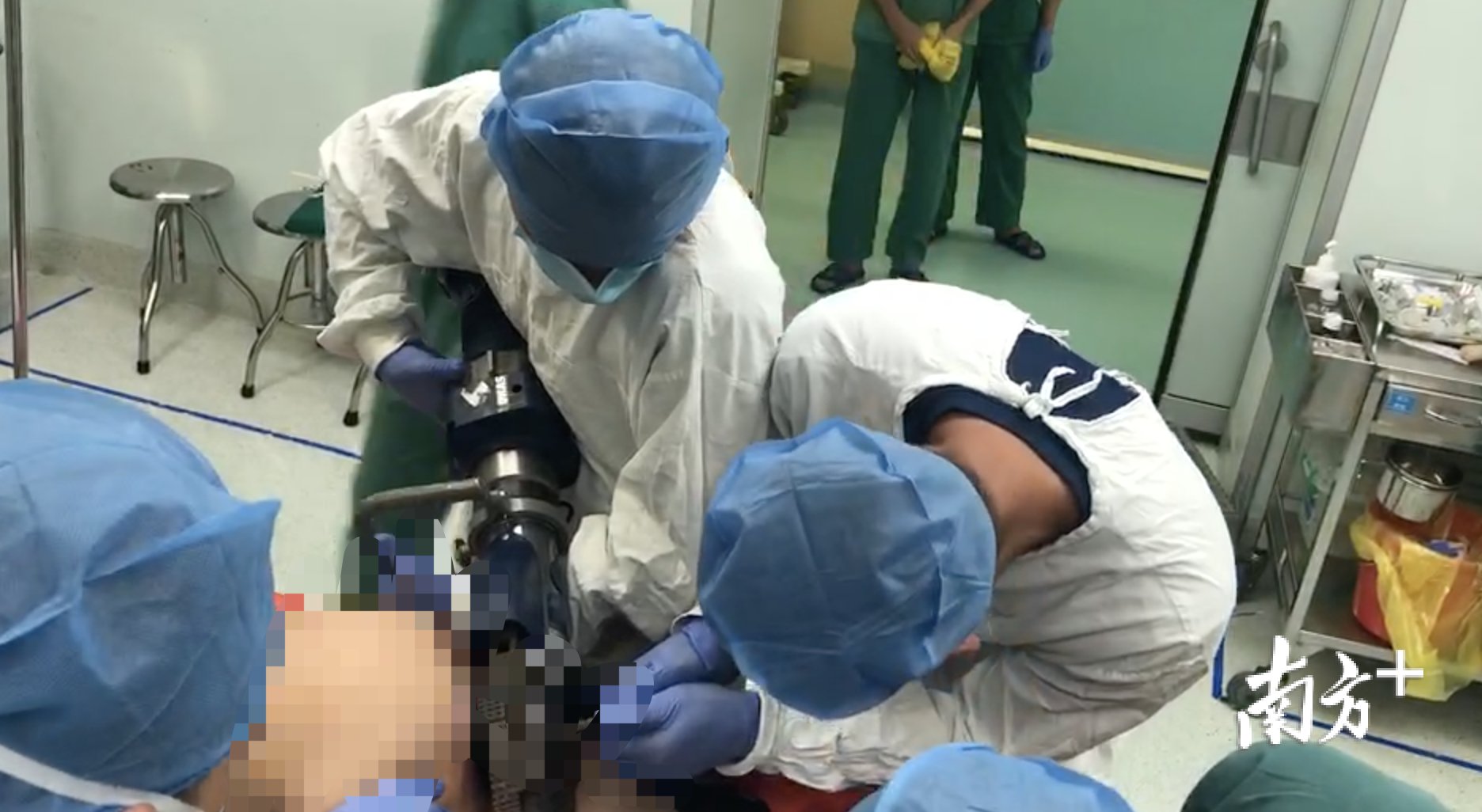  消防员|建筑工人被两根钢筋刺穿身体，三水消防紧急救援