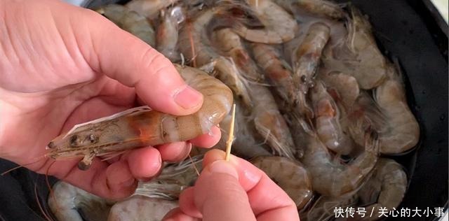 水煮虾|煮大虾时,加水煮就大错特错了,这样做,虾肉鲜嫩又好吃,太香了