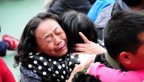  原因|商场里爸爸抱着5岁儿子边走边哭，路人知道原因后，纷纷让开了路