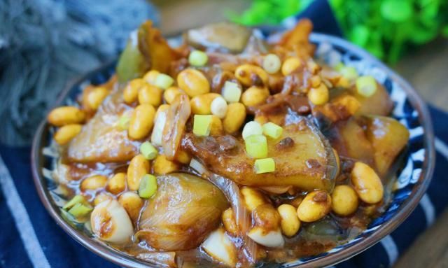 烧茄子|美味家常菜:木耳滑蛋、五花肉炒韭花、黄豆烧茄子、香辣肉丝