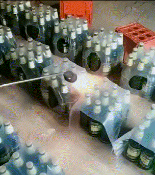  那天|搞笑GIF趣图：那天回家看到这坦克，吓得我车都没要就跑了