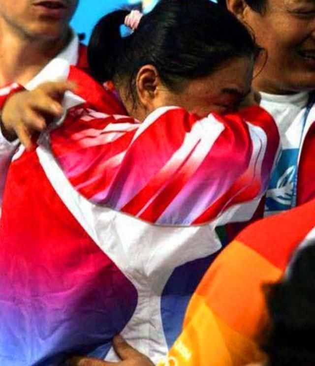 举重|举重天才放弃国籍为他国夺冠,她出生贫苦,冒死一举为祖国夺金