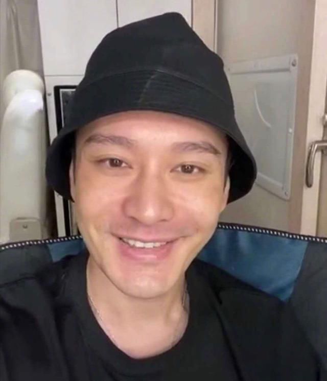  素颜|《中餐厅》黄晓明脱妆引热议，本人素颜发视频回应：大家凑合看吧