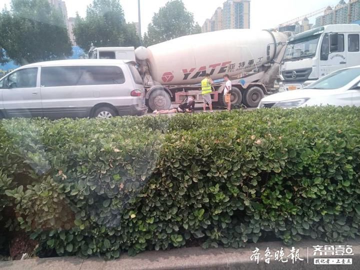 相撞|找记者 上壹点|搅拌车与自行车相撞,目击者:自行车男疑似身亡