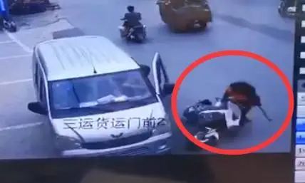  开门杀|惨！路边面包车突然开门，一名骑手被撞后遭大货车碾压身亡