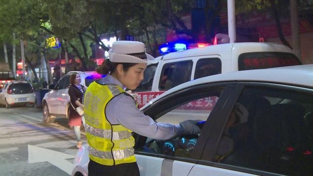  驾驶|开车忘带驾驶证，这是无证驾驶吗？拿出这个，交警通常会放行