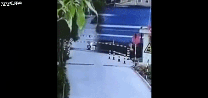  铁路|女子骑车闯铁路道口 连人带车倒下后被火车撞成重伤