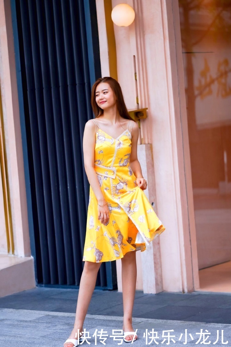 女生|最适合女生穿的还是裙子,简约时尚,让搭配看起来非常个性