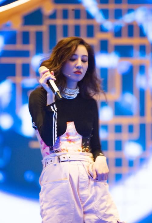  蓝盈莹|蓝盈莹，真没必要为了赢去这样做