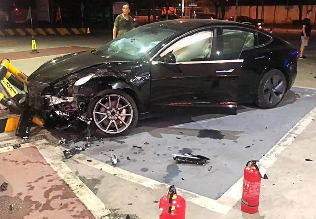 AP|加油站现未上牌Model 3，惨遭趴下，AP：就想加个油尝尝味