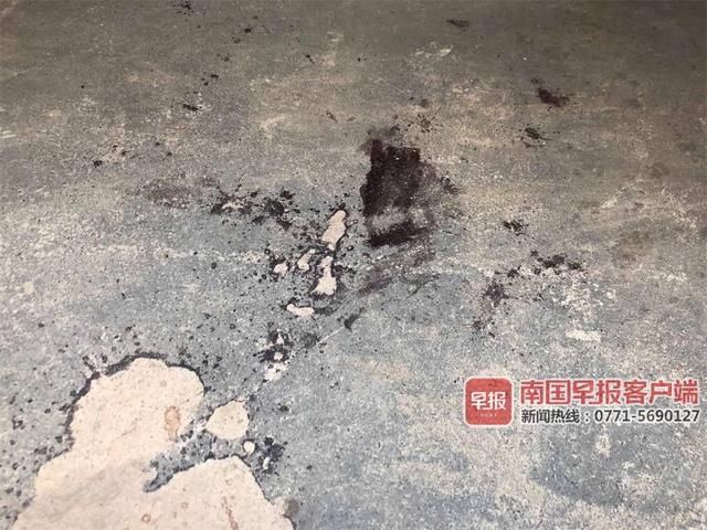  当街|突发！南宁一男子当街持刀挥砍外卖小哥，警方已介入调查