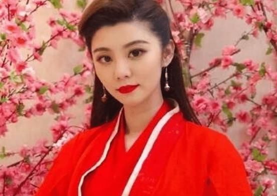  宝藏|本以为王牌女郎“费费”只是主持人，得知另一身份后，果真是宝藏女孩