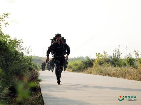 燃爆|特战队员跋山涉水 “魔鬼周”燃爆仲秋