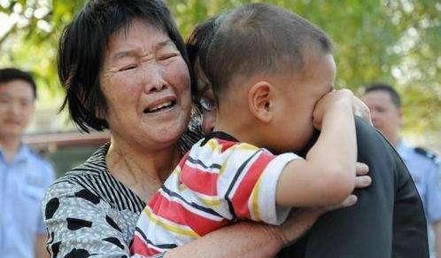 孩子|公交车上婴儿哭闹不止，爸爸不管不问，乘客一句话，救了孩子