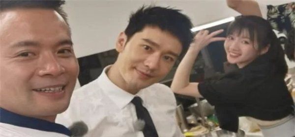  来到|站惯了C位的杨超越, 来到《中餐厅》后竟被排挤到最边? 咖位高低一目了然!