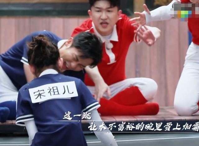  水碗|郑恺作弊帮baby，致使水碗砸到宋祖儿，蔡徐坤的反应太圈粉