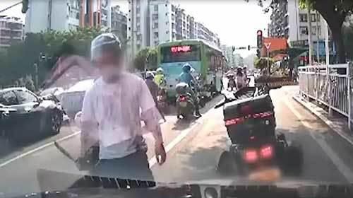 摩托|男子骑摩托违规占用车道，被鸣笛后竟然掏出一米长刀
