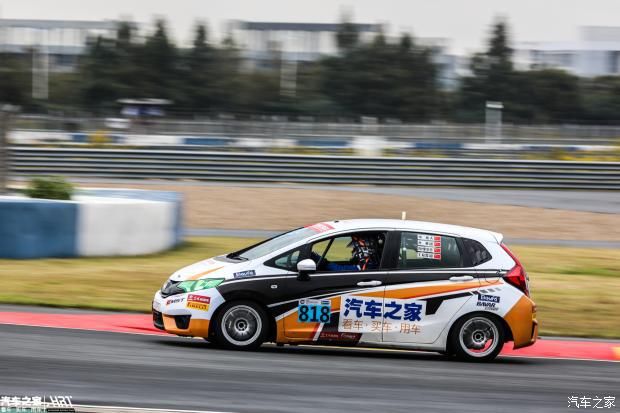 转向|601号赛车被撞，轮圈缺一块还能完赛。818号赛车突然无法转向