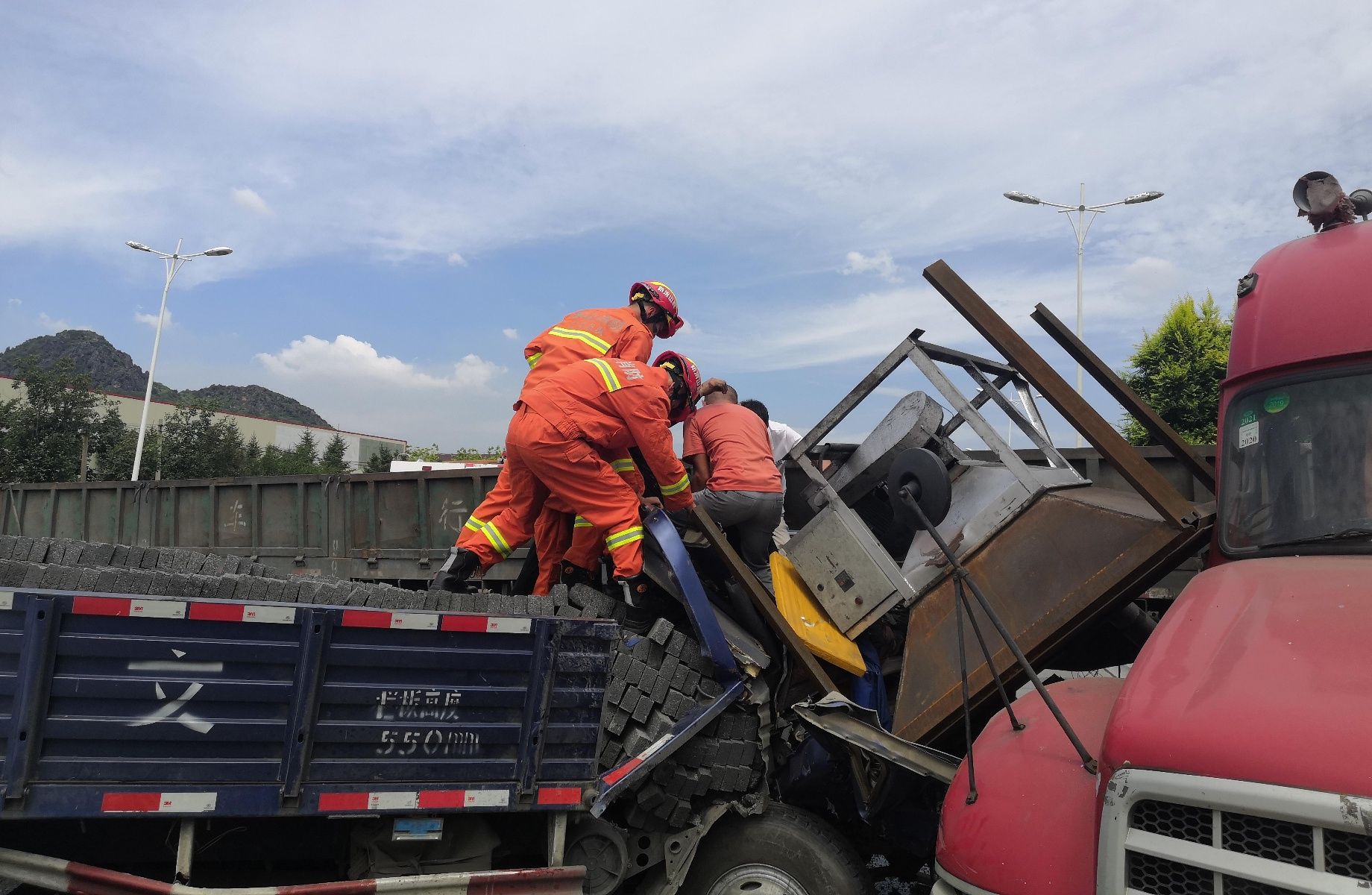  消防员|遭遇车祸 丈夫被救时说：先送我媳妇上医院