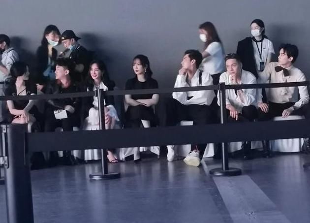  之间|唐嫣产后首次复出与杨幂同框，两人中间隔着一条银河，全程零互动