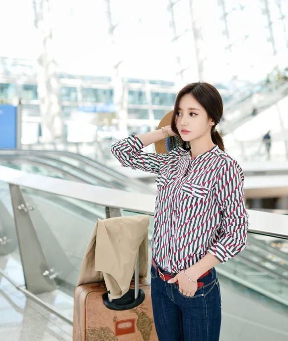 孙允珠|美人图鉴孙允珠:樱桃红杂色几何图案百变衬衫