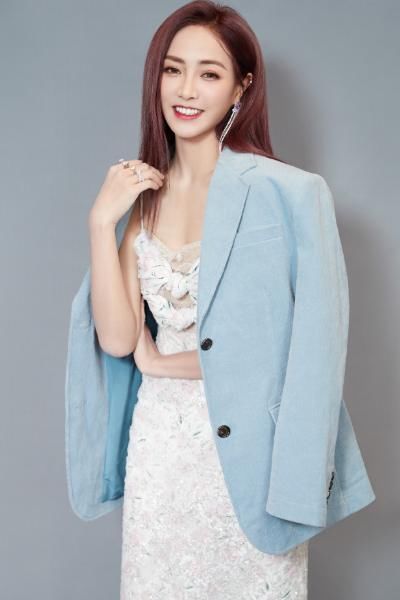 西装|THE9发布会现场直拍,刘雨昕西装虞书欣长裙,孔雪儿大波浪撑门面