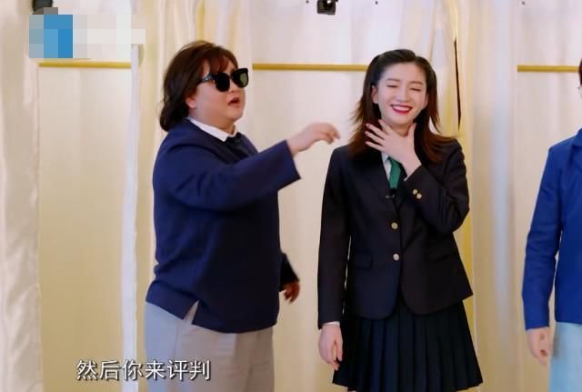  贾玲|一样的长筒袜，当江疏影和贾玲都穿上之后，不太敢忍心看了！