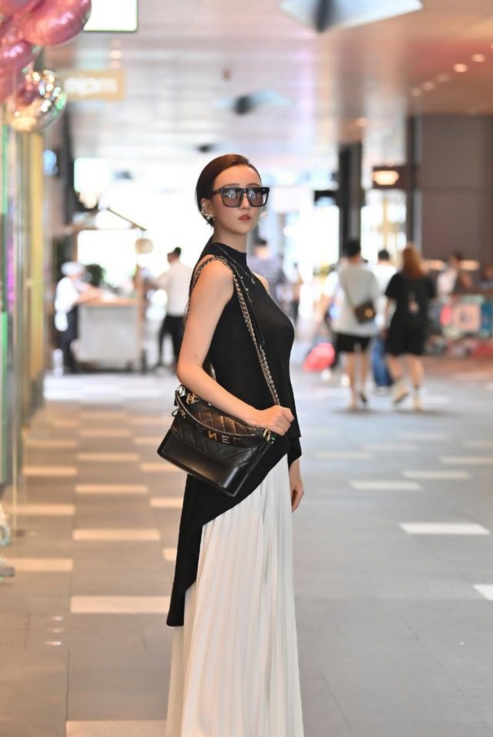  高跟鞋|街拍，泡泡袖设计的白色上衣搭配浅色牛仔裤，清清爽爽