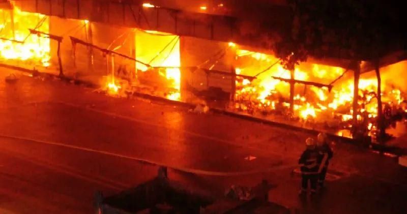  不顾|店铺凌晨突发大火，店主不顾阻拦冲进火海！接下来一幕......万幸！