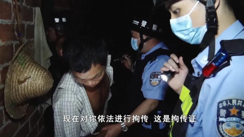 组织|这个村出了什么事？警方组织300多人，警航直升机参与搜捕！