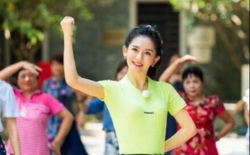 谢娜|谢娜才是“冻龄女神”，俩孩子妈的人还能这么嫩，39岁人比花还娇