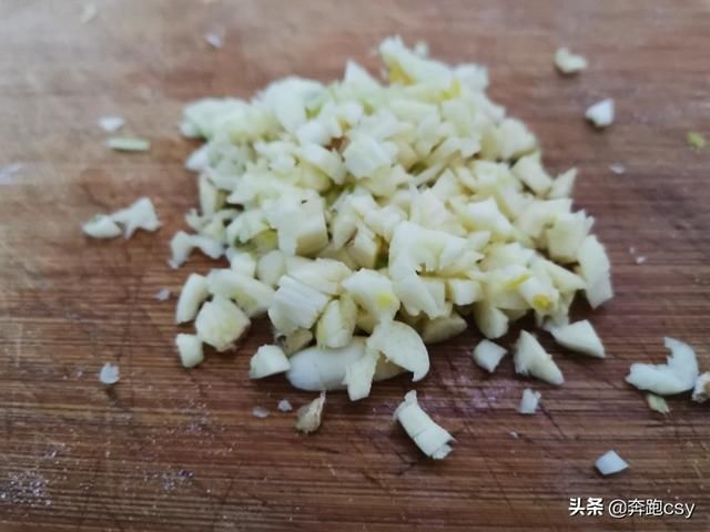  家用|美食小妙招：在家用饺子皮制作油泼面，做法简单，非常好吃