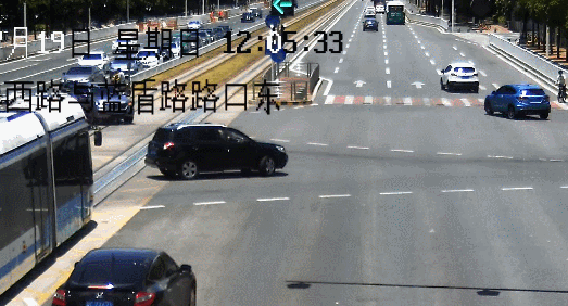  轨道|女司机冲红灯再冲上有轨电车轨道！电车朝她驶来她却停下不动……