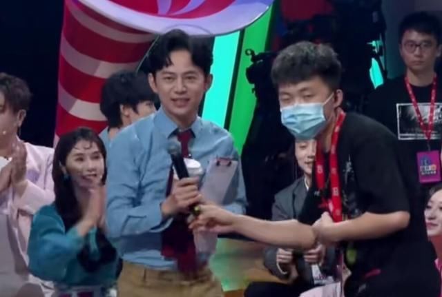  节目|何炅上节目时被指区别对待，自曝刚做手术未拆线，网友：太敬业了