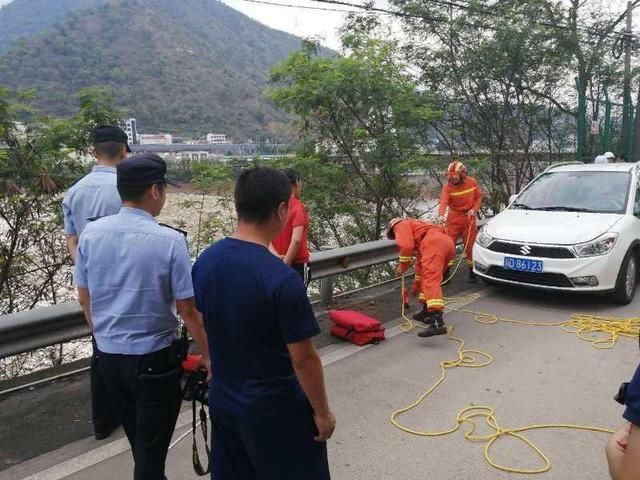  江水|江水上涨！男子被困江中，攀枝花消防紧急出动