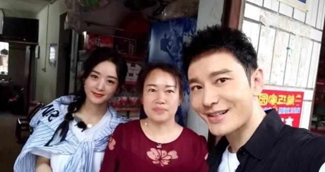  观众|《中餐厅》赵丽颖雨中拉客，第一次素颜出现在观众面前