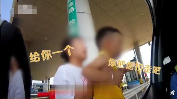  交警|女司机高速超载被罚，当场拷问交警：生俩孩子有错吗？孩子给你吧