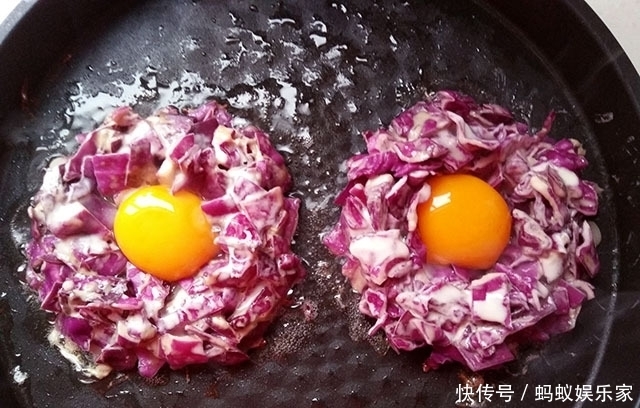  早餐|七月，鸡蛋和它做早餐，一拌一煎就出锅，比包子简单，比油条清爽