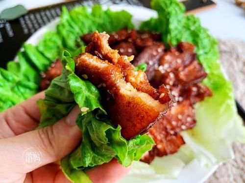 好极了|这是五花肉最好吃的做法,不放油,不放水,焦香软嫩口感好极了