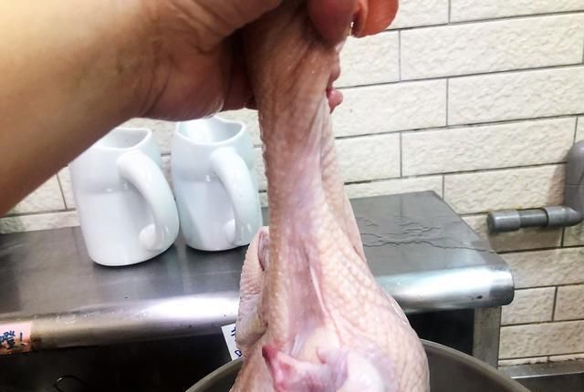  做法|买了很多年，现在才知道，熏鸡做法超简单，在家做干净又放心